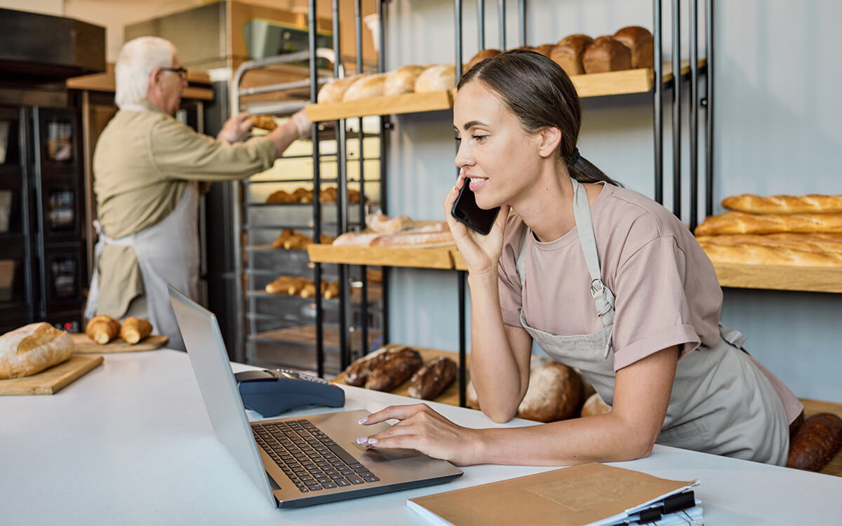 geschäftsfrau unternehmerin eines kmu beantragt crowdlending kredit digital und schnell